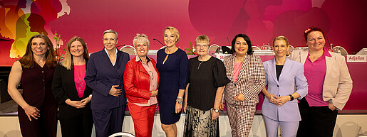 Ein Gruppenbild von mehreren Frauen auf einem Kongress.