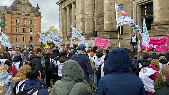 Einkommensrunde, öffentlicher Dienst, Warnstreik, Demonstration, Hamburg, dbb, Beamte, DJG, Gewerkschaft, Streik, Tarif, Politik, Arbeitgeber, Personal, Bund, Kommunen, Bundesländer, Inflation, Entgelt, Beschäftigte, Gehalt