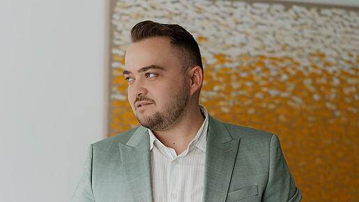 Foto zum Thema "Beamte Rentenversicherung": Zu sehen ist eine Porträtaufnahme von Matthäus Fandrejewski, dem Vorsitzenden der dbb jugend, der zur aktuellen Debatte Stellung bezieht.