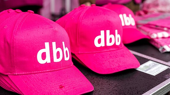 Symbolbild - dbb Zu sehen ist Käppis mit dem Schriftzug "dbb"