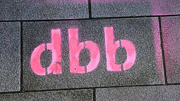dbb-Schriftzug - dbb beamtenbund und tarifunion Das Foto zeigt den Schriftzug "dbb".