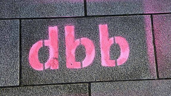 dbb-Schriftzug - dbb beamtenbund und tarifunion Das Foto zeigt den Schriftzug "dbb".