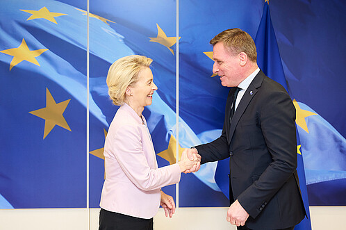 Oliver Röpke und Ursula von der Leyen begrüßen sich