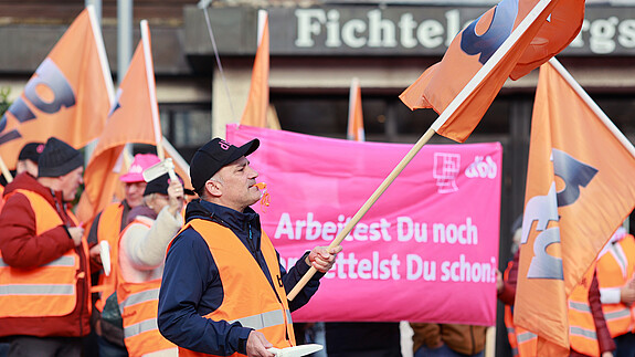 Warnstreik der bfg in Wunsiedel Einkommensrune, öffentlicher Dienst, Tarifverhandlungen, Arbeit, Personal, Personalmangel, Einkommen, Wunsiedel, Bayern, Finanzministerium, Steuererklärung, Arbeitsbedingungen