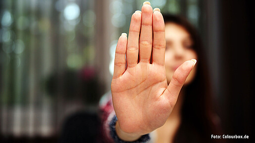 Frau hält Hand abwehrend