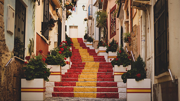 Treppe in spanischen Nationalfarben