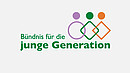 Das Logo des Bündnisses für die junge Generation zeigt neben dem namengebenden Schriftzug einen Kreis in Lila und zwei Rauten in Grün und Orange als stilisierte Figuren, die sich überlappen.