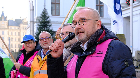 Das Foto zeigt Beschäftige des öffentlichen Dienstes, die in Schwerin demonstrieren.