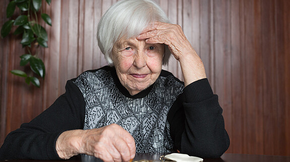 Die dbb bundessenioren weisen die jüngsten Vorschläge der Wirtschaftsweisen zur Reform des Rentensystems energisch zurück senior, pensioner, elderly, woman, wallet, poverty, retirement, old, empty, coins, background, money, miserable, broke, lonely, alone, poor, purse, aged, problem, concept, female, finance, financial, pension, adult, care, cash, donation, emotion, hand, leather, person, sad, sitting, table, debt, holding, age, bankrupt, business, buy, closeup, counting, bill, portrait, survival, caucasian, 90s, hopeless