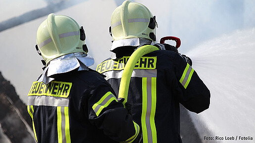Feuerwehrleute beim Löschen