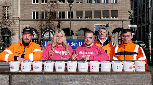 Das Foto zeigt Mitglieder der dbb jugend, die Streugut an Passanten verteilen, um zu zeigen, wie wichtig die Arbeit des öffentlichen Dienstes ist. In dem Fall die Arbeit der Straßenwärter, die streuen, wenn es glatt ist.