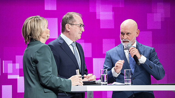 Gespräch bei der dbb Jahrestagung 2026: Alexander Dobrindt und Volker Geyer Gespräch bei der dbb Jahrestagung 2026: Alexander Dobrindt und Volker Geyer