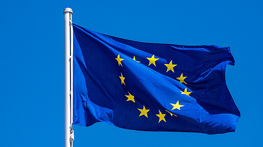 Das Foto zeigt eine Europaflagge, die im Wind flattert.