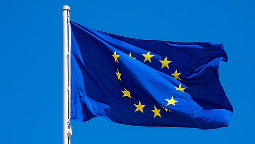 Das Foto zeigt eine Europaflagge, die im Wind flattert.