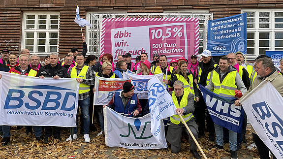 Faire Bezahlung und bessere Arbeitsbedingungen: Dafür gingen Justizbeschäftigte vor der Justizministerkonferenz in Berlin auf die Straße.