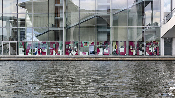 Ausstellung, Verfassung, Präsentation, Geschichte, Fassade, Glas, Spree, Spreeufer, Ufer, Fluss, Parlamentsgebäude, Spiegelung