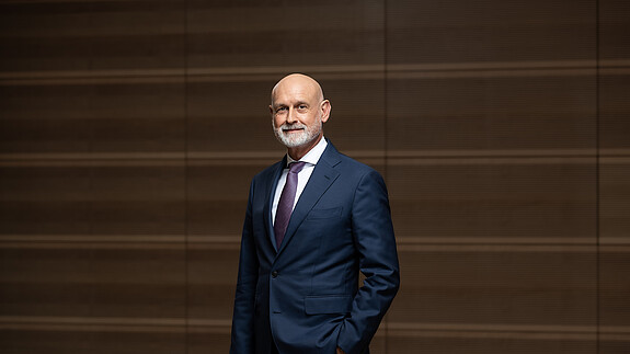„Die Länder stehen in Konkurrenz mit dem Bund und den Kommunen, die besser zahlen. Außerdem haben auch die Beschäftigten bei den Ländern steigende Lebenshaltungskosten.“ Das Foto zeigt Volker Geyer, Bundesvorsitzenden des dbb.