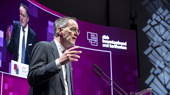 Das Foto zeigt Michael Ebling, Bundesinnenminister Rheinland-Pfalz, am Rednerpult.