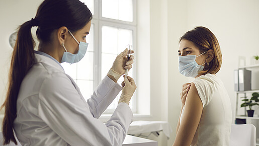 Patientin wird geimpft