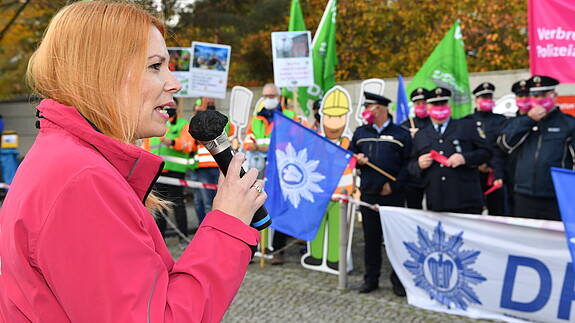 dbb jugend Chefin Karoline Herrmann dbb jugend Chefin Karoline Herrmann spricht vor Demonstrierenden, zu erkennen sind Mitglieder der Deutschen Polizeigewerkschaft