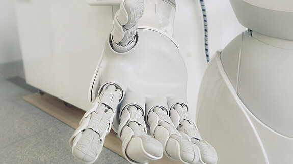 Künstliche Intelligenz Nahaufnahme einer weißen Roboterhand