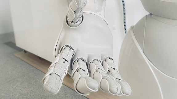 Nahaufnahme einer weißen Roboterhand