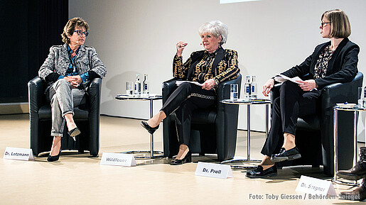 Helene Wildfeuer (Mitte) beim Kongress "Digitaler Staat" Helene Wildfeuer (Mitte) beim Kongress "Digitaler Staat"