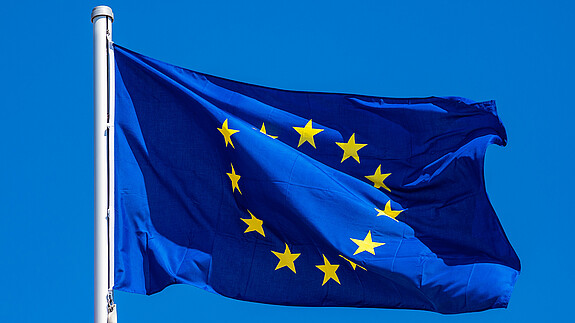 Das Foto zeigt eine Europaflagge, die im Wind flattert.