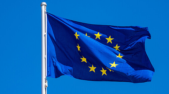 Das Foto zeigt eine Europaflagge, die im Wind flattert.