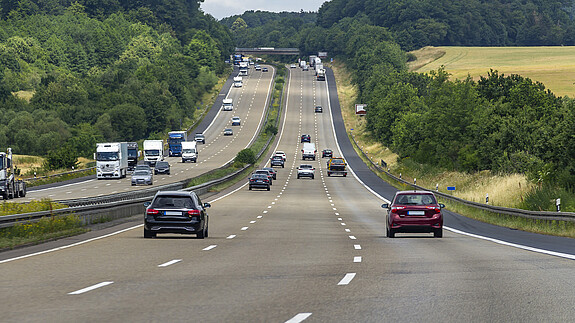 dbb kündigt flächendeckende Streiks bei der Autobahn GmbH an Das Foto zeigt Autos von hinten auf einer dreispurigen Autobahn.
