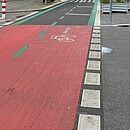 Blick auf neuen breiten Fahrradweg in Berlin