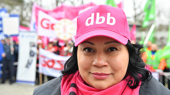 Milanie Kreutz, die Vorsitzende der dbb bundesfrauenvertretung, vor einer Demonstration zur Einkommensrunde Bund und Kommunen 2023