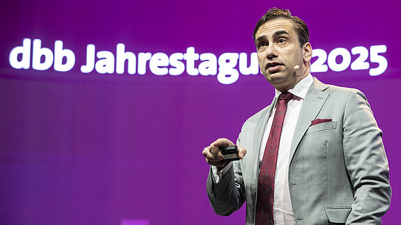 Zukunftsforscher Sven Gábor Jánszky auf der dbb Jahrestagung Zukunftsforscher Sven Gábor Jánszky auf der dbb Jahrestagung