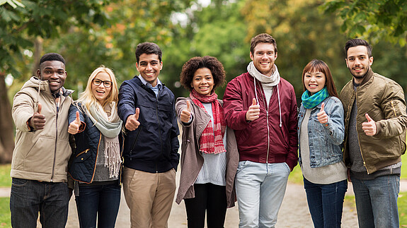 Mitbestimmung muss für jeden möglich sein. Junge Menschen halten den Daumen nach oben