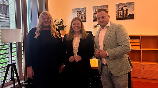Das Foto zeigt Daria Abramov, Daniela Rump und Matthäus Fandrejewski.