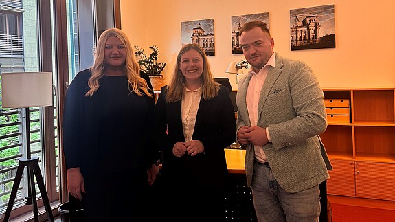 Das Foto zeigt Daria Abramov, Daniela Rump und Matthäus Fandrejewski.
