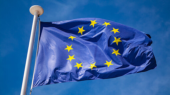 Das Foto zeigt eine Europa-Flagge, die im Wind flattert.