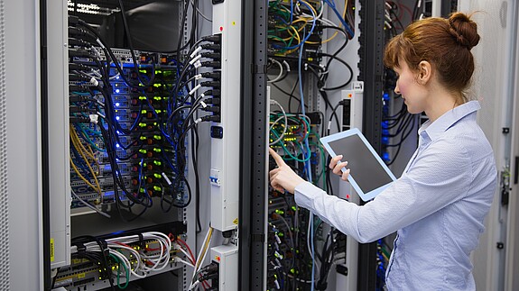 Frau im Serverraum