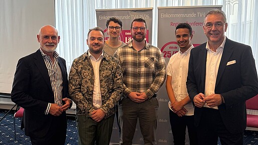 Zu sehen sind dbb-Chef Volker Geyer (links), Matthäus Fandrejewski (zweiter v. l.), dbb-Vize Andreas Hemsing (rechts) und Mitglieder der dbb jugend.