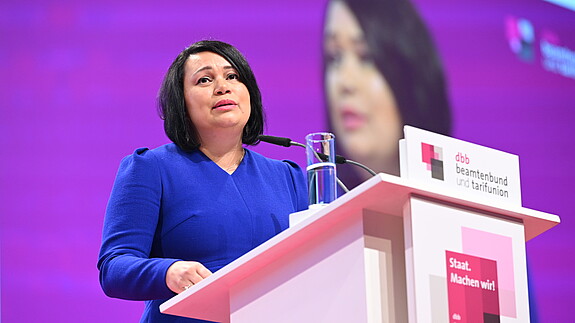 dbb Gewerkschaftstag 2022: Milanie Kreutz wurde zur stellvertretenden dbb Bundesvorsitzenden gewählt dbb frauen Chefin Milanie Kreutz am Rednerpult beim dbb Gewerkschaftstag 2022