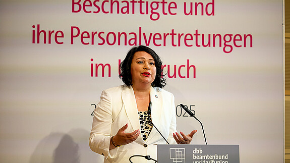 Impressionen des 15. Forum Personalvertretungsrecht „Beschäftigte und ihre Personalvertretungen im Umbruch“ Eine Frau steht an einem Rednerpult
