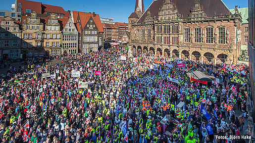Mehr als 7.000 Beschäftigte demonstrierten in Bremen Mehr als 7.000 Beschäftigte demonstrierten in Bremen