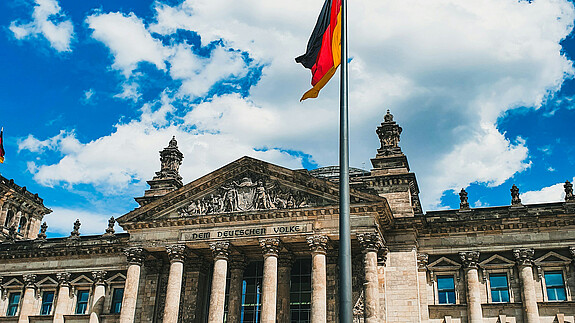Die dbb jugend pocht auf Reformen im öffentlichen Dienst – und richtet klare Forderungen an die Parteien.
