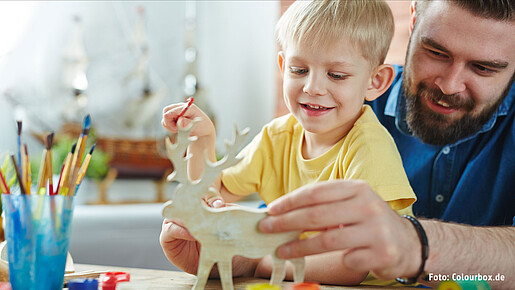 Kinderbetreuung im Homeoffice Ein Vater spielt mit seinem Kind