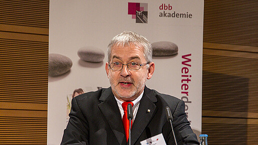 Willi Russ beim Auftakt des 4. Fachkongresses 'Qualität in der dienstlichen Fortbildung' Willi Russ beim Auftakt des 4. Fachkongresses 'Qualität in der dienstlichen Fortbildung'