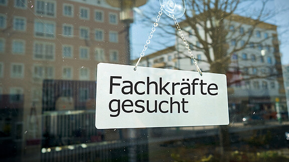 Das Foto zeigt ein Schild mit der Aufschrift "Fachkräftemangel".