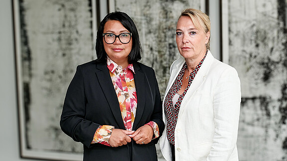 Partner zählt: Frau zahlt! Das Foto zeigt Milanie Kreutz und Sandra Schäfer.