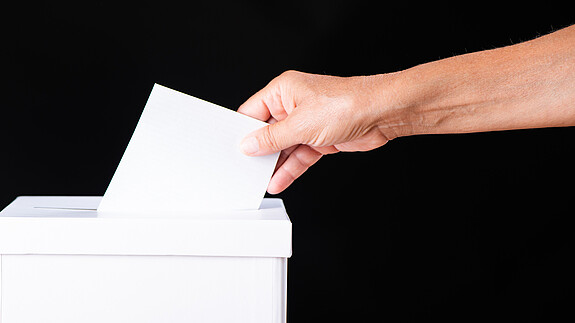 Landtagswahlen in Sachsen und Thüringen - FAQ Foto zum Thema "Landtagswahlen in Sachsen und Thüringen": Zu sehen ist eine Hand, die den Wahlzettel in die Wahlurne steckt. Es handelt sich um ein Symbolbild.