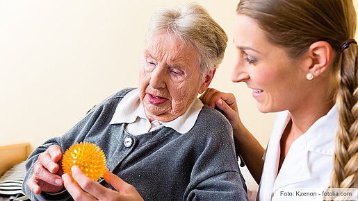 Altenpflegerin und Seniorin Altenpflegerin und Seniorin