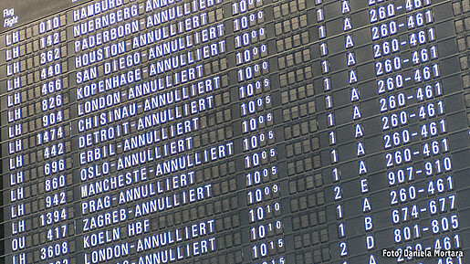Streik am Flughafen Frankfurt/Main Anzeigentafel mit aufgrund von Streik annullierten Flügen am Flughafen Frankfurt/Main